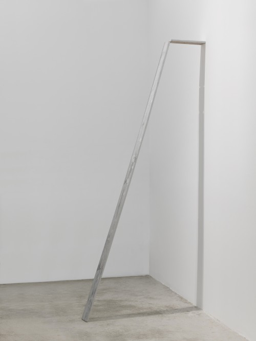Hu Xiaoyuan. Wood/ Turn/ No.1 (side view), 2014. Wood, Chinese ink, raw silk, white paint, 225 x 2 cm. Courtesy of the artist and Beijing Commune