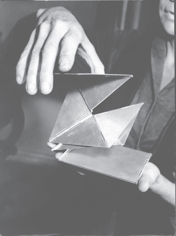 Lygia Clark. Bicho de Bolso, 1967. Photo: Michel Desjardins. Courtesy of Associacão Cultural O Mundo de Lygia Clark.