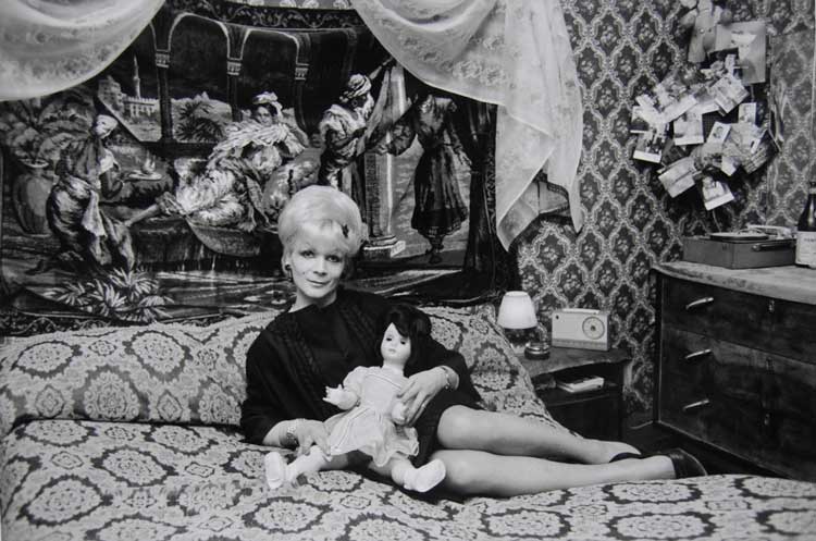 Lisetta Carmi, I travestiti, Gilda, Genoa, 1965-67. © Martini & Ronchetti. Courtesy Archivio Lisetta Carmi.