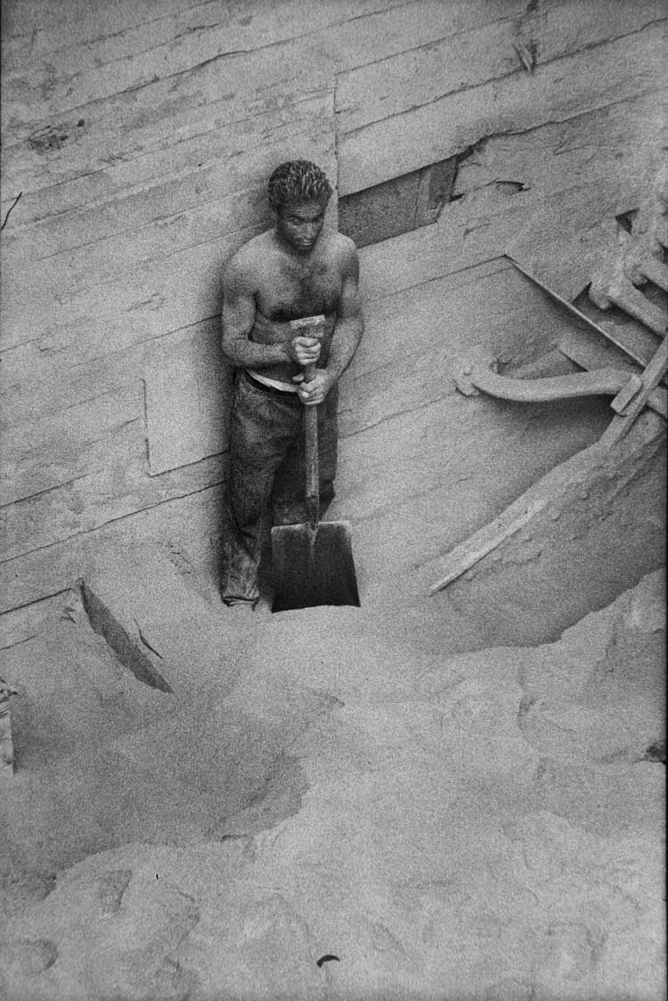 Lisetta Carmi, Genoa - Port, 1964. © Martini & Ronchetti. Courtesy Archivio Lisetta Carmi.