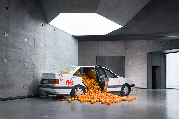Rafael Pérez Evans. Thief, 2019. Car, cardboard, oranges. 6 x 3.5 x 1.70 m. C3A Museum. Spain. © Rafael Pérez Evans.