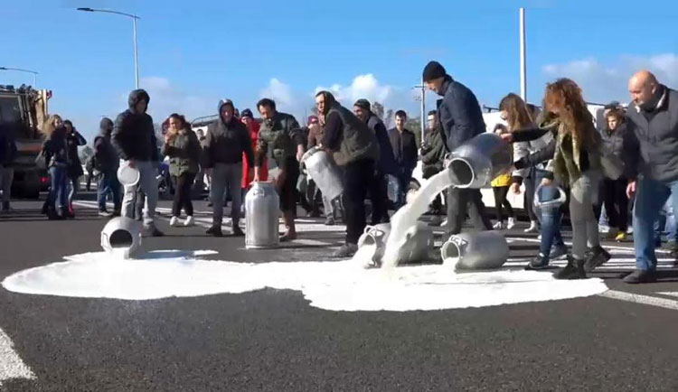 Rafael Pérez Evans. Reference image from press. 2019: Italian farmers dumping milk in protest over falling prices.