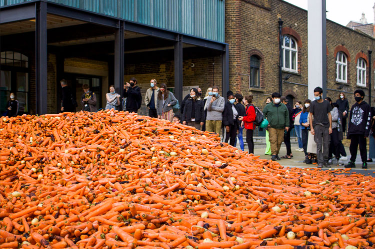 Rafael Pérez Evans. Grounding, 2020. 29 tonnes of carrots, truck, university glass building. Goldsmiths MFA. © Rafael Pérez Evans.