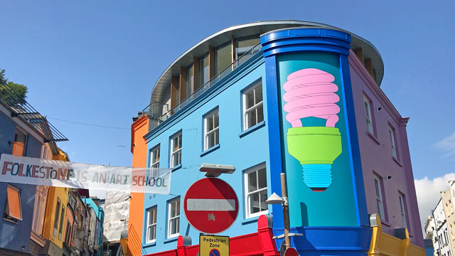 Michael Craig-Martin. Folkestone Lightbulb, Folkestone Triennial, 2017. Photograph: Martin Kennedy.