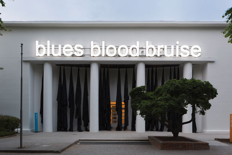Glenn Ligon, A Small Band, 2015. Neon, paint, and metal support, Three components;