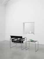 Ryan Gander. Fieldwork 2015, 2015. Variable. 32 objects with plinths presented on a moving conveyor belt. © Ryan Gander; Courtesy Lisson Gallery, London.