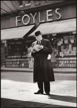 Wolfgang Suschitzky. <em>Charing Cross Road: Man reading, </em>c.1936&ndash;7. Modern gelatin silver print from original negative. &copy; The artist.