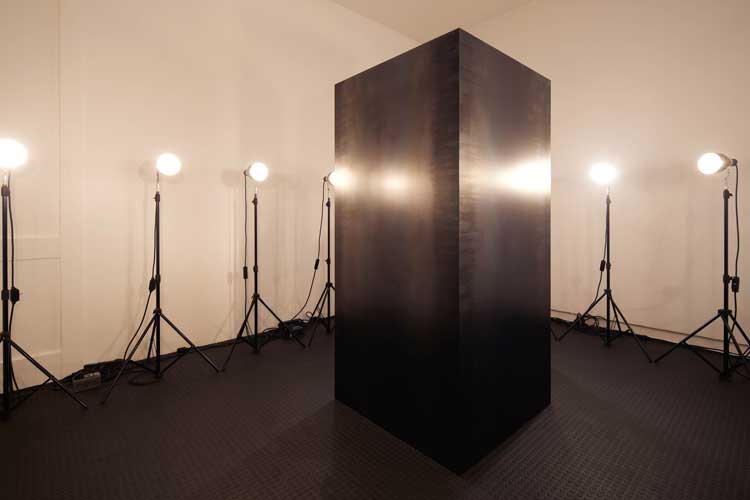 Tania Mouraud, We used to know, 1970–2023. Stainless steel tower, heating lamps, rubber flooring, 422,5 x 515 x 381 cm. Installation view Haus der Kunst, 2023. Photo: Agostino Osio.