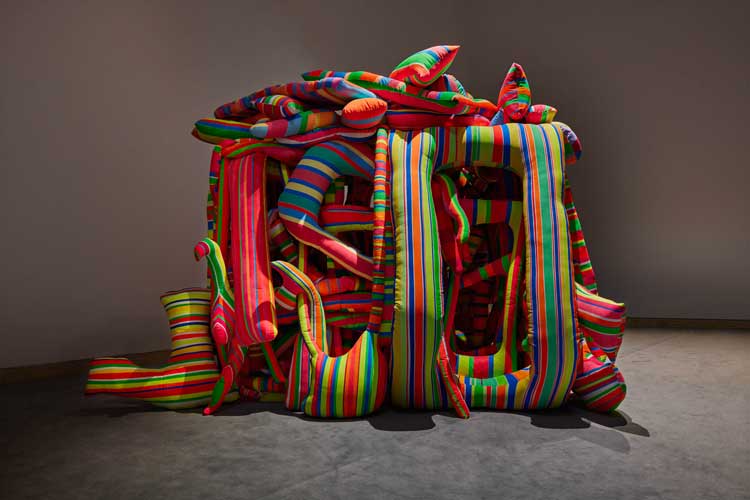 Marta Minujín, ¡Revuélquese y viva!, 1964. Wooden frame, fabric, paint, synthetic foam, 245 x 335 x 270 cm approx. Installation view Haus der Kunst, 2023. Photo: Agostino Osio.