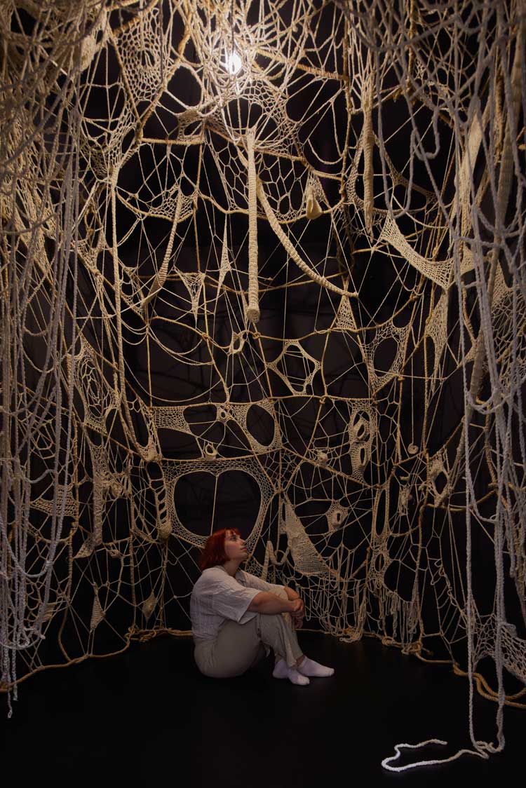 Faith Wilding, Crocheted Environment (Womb Room), 1972. Acrylic yarn and sisal rope, room (wooden structure), 274 x 274 x 274 cm approx.
Installation view Haus der Kunst, 2023. Photo: Agostino Osio.