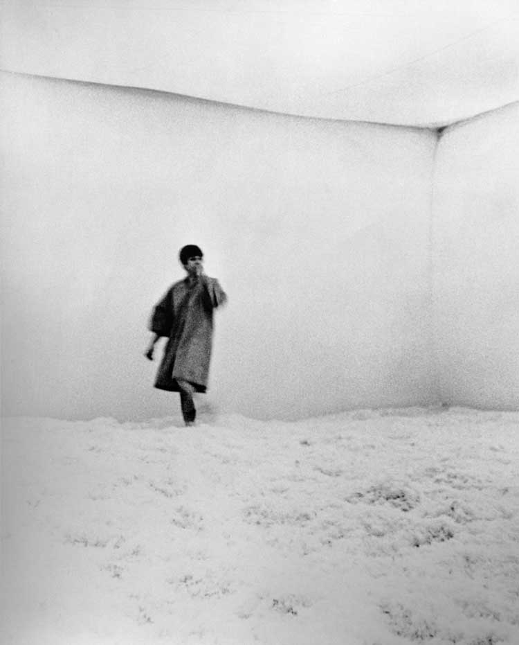 Judy Chicago, Feather Room, 1966. Room (wooden structure, diffusive canvas, 36 LED spots), filled with cruelty-free duck feathers, 775 x 658 x 400 cm.