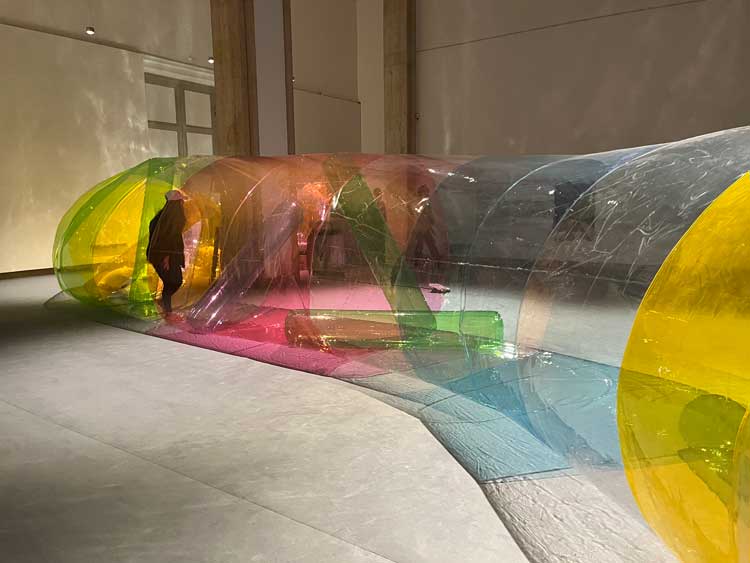 Lea Lublin, Penetración/Expulsión (del Fluvio Subtunal), 1970. Inflatable plastic tunnel with props, 275 x 275 x 275 cm. Installation view Haus der Kunst, 2023. Photo: Veronica Simpson.