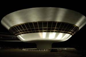 Oscar Niemeyer. <em>Museu de Arte Contempor&acirc;nea de Niter&oacute;i</em> [Niter&oacute;i Museum of Contemporary Art], Niter&oacute;i, Brazil (1996). Photograph &copy; Official images/MAC-Niter&oacute;i.