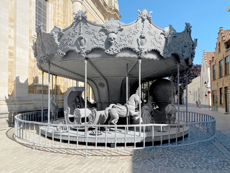 Hans Op de Beeck, Danse Macabre, 2021. Sculptural installation: steel, aluminium, wood, polyester, polyamide, polyurethane, PVC coated nylon, plaster, coating, 950 x 650 x 950 cm. Photo: Studio Hans Op de Beeck, 2021.