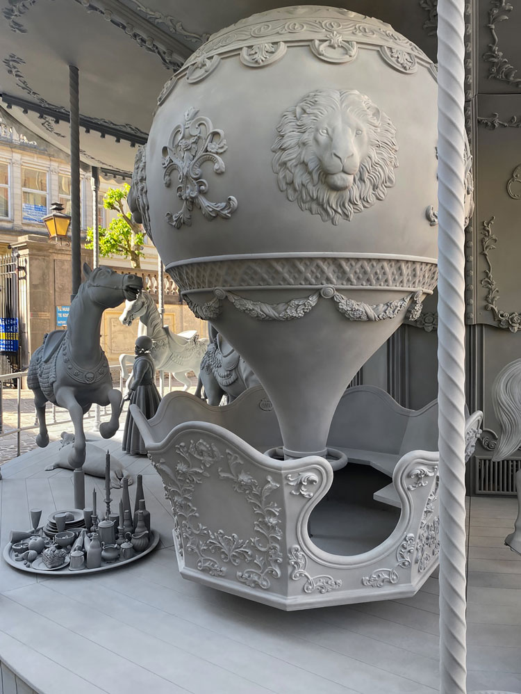 Hans Op de Beeck, Danse Macabre, 2021. Sculptural installation: steel, aluminium, wood, polyester, polyamide, polyurethane, PVC coated nylon, plaster, coating, 950 x 650 x 950 cm. Photo: Studio Hans Op de Beeck, 2021.