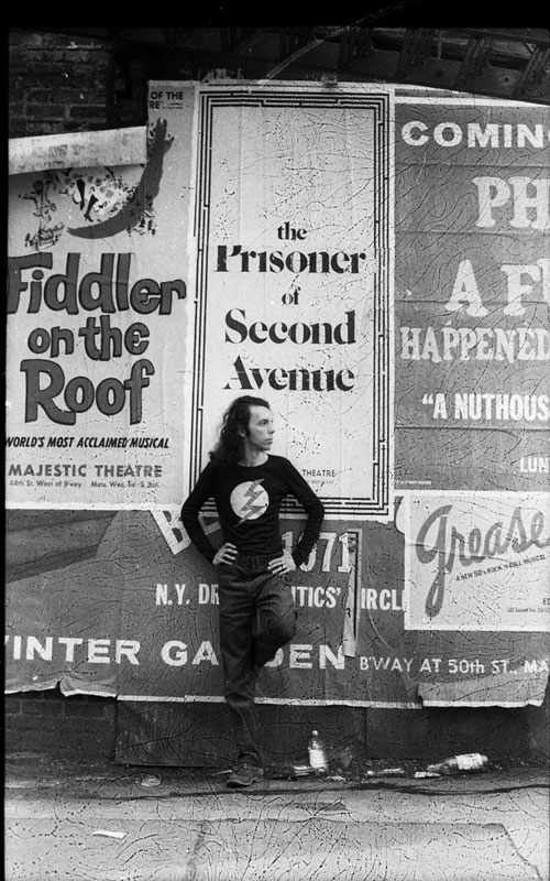 Hélio Oiticica in front of a poster for Neil Simon’s play The Prisoner of Second Avenue, in Midtown Manhattan, 1972. © César and Claudio Oiticica.