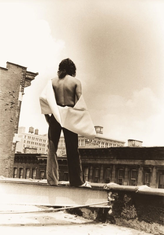 Hélio Oiticica, P31 Parangolé Cape 24, Escrerbuto (P31 Parangolé Capa 24, Escrerbuto) worn by Omar Salomão, 1972. Nylon mesh fabric and plastic vinyl, 38 ½ x 33 in. (97.79 × 84.58 cm). Courtesy of the Ortiz Family. © César and Claudio Oiticica.