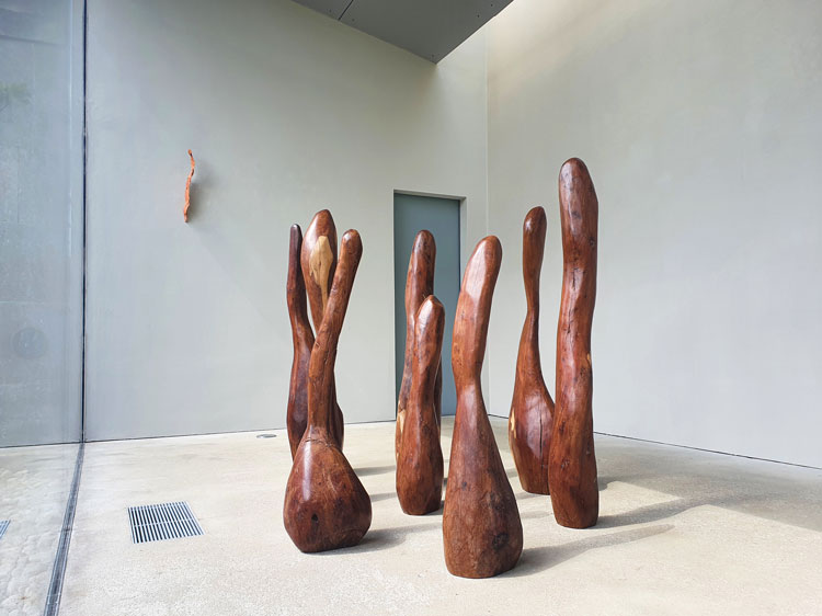 Nicholas Pope. Yews. Carved yews in eight parts, various dimensions, height 88-140 cm. © The Artist, Courtesy: New Art Centre, Wiltshire & The Sunday Painter.