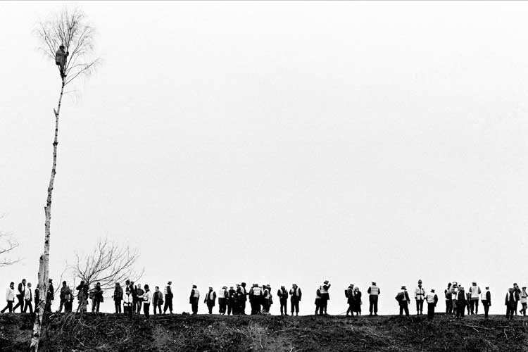 Andrew Testa, The eviction of The Chase camp at Newbury, 1996. © Andrew Testa.
