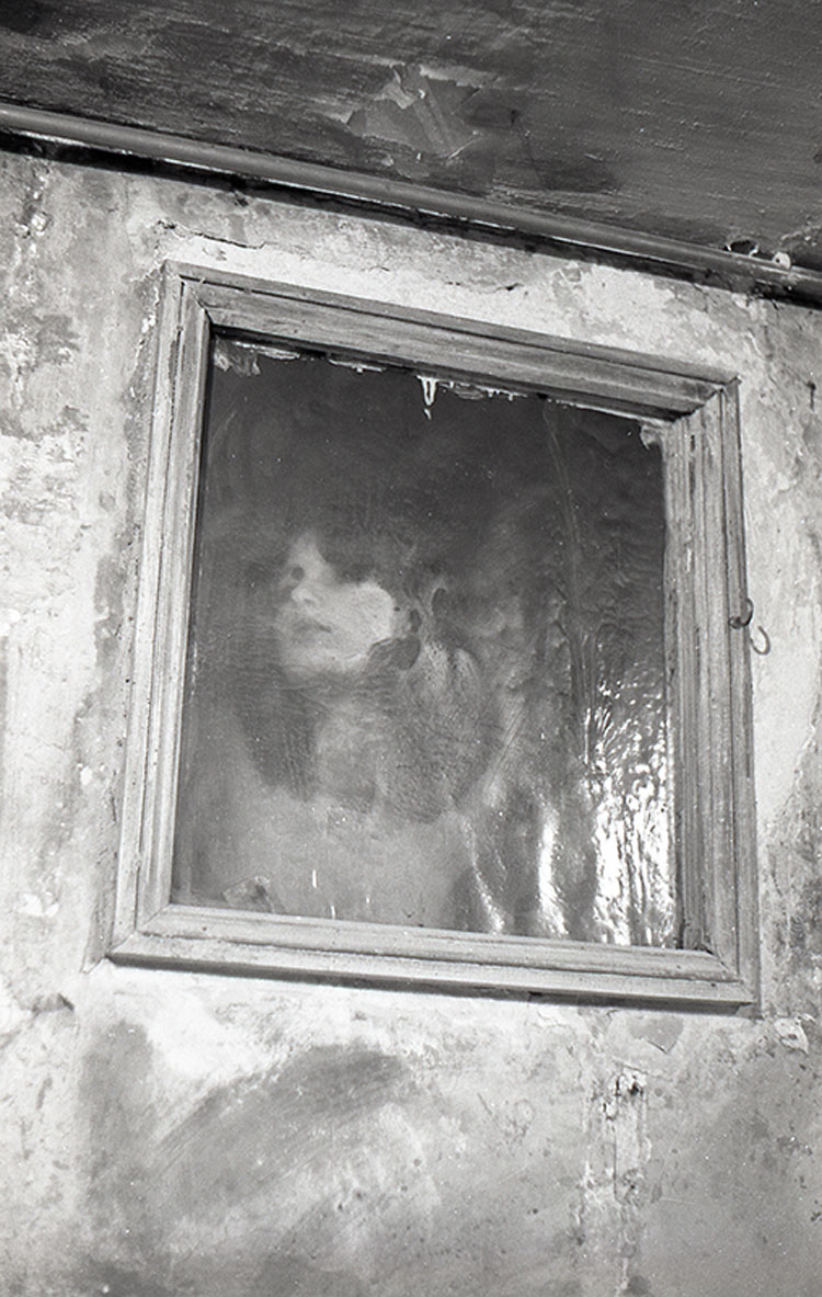 Elaine Shemilt, Iamdead, 1974. Photo documentation of the video performance. Monochrome videotape 1/2 inch EIAJ format. Image courtesy and copyright the artist.