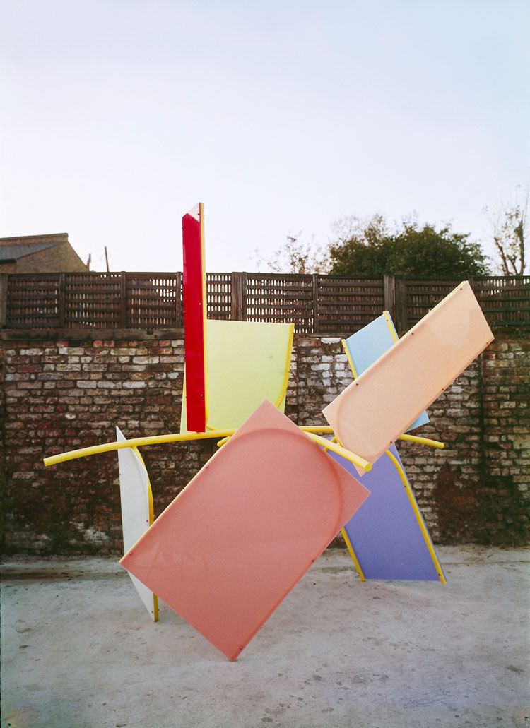 Tim Scott, Bird in Arras VI, 1969. Acrylic sheet, steel, paint, 270 × 291.5 × 218 cm. Photo: Tim Scott Archive.