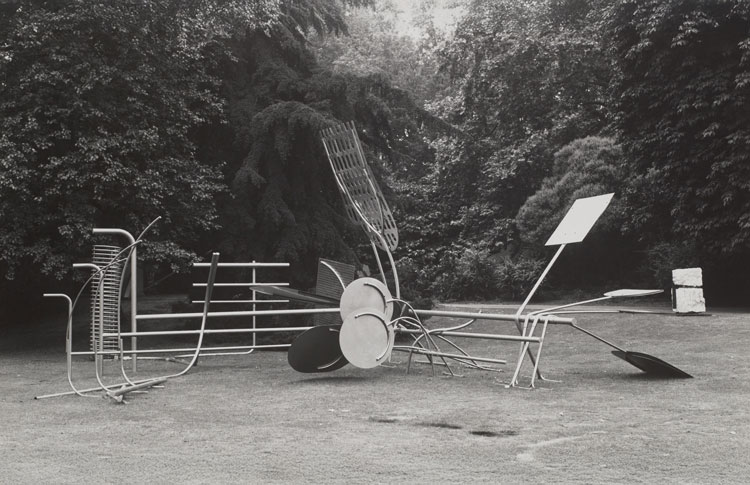 Tim Scott, Cathedral, 1970–71, in A Silver Jubilee Exhibition of
Contemporary British Sculpture, Battersea Park, London, 1977. Steel, c450 × 1520 × 912 cm. Photo: Conway Library.