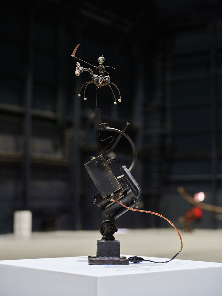 Jean Tinguely, Vive la muerta, 1963. Installation view, Pirelli HangarBicocca, Milan, 2024. Private collection, Courtesy Galerie GP & N Vallois. Courtesy Pirelli HangarBicocca, Milan. Jean Tinguely: © SIAE, 2024. Photo: Agostino Osio.