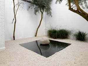 Lee Ufan. Relatum - Rest, 2013. Gravel, glass, steel, stone. Glass 250 x 250 x 2 cm; Steel 250 x 250 x 2 cm; Stone 70 x 70 x 70cm.
© the artist. Courtesy of Lisson Gallery, London. Photograph: Jack Hems.