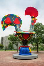 Joana Vasconcelos. Pop Rooster (Pop Galo), 2016. Viuva Lamego hand painted tiles, LED, fibreglass, iron, power supply units, controllers, sound system, 900 x 372 x 682 cm. Sound and light by Jonas Runa. Collection of the artist
Work produced with the support of Gallo Worldwide. © Joana Vasooncelos, VEGAP, Bilbao, 2018.