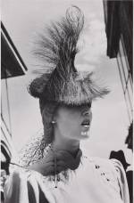 Regina Relang. Beim Rennen in Longchamp, 1936. Tirage argentique, 50 x 40 cm. Munchner Stadtmuseum, Munich Allemagne © Münchner Stadtmuseum, Sammlung Fotografie, Archiv Relang.